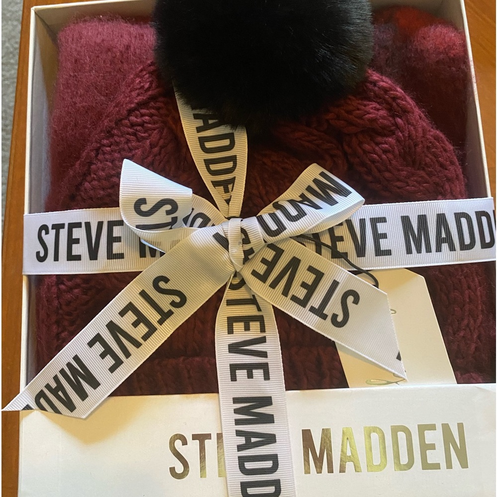 Great Gift! Cozy Warm Steve Madden Ladies Hat & Scarf Set - Picture 4 of 4